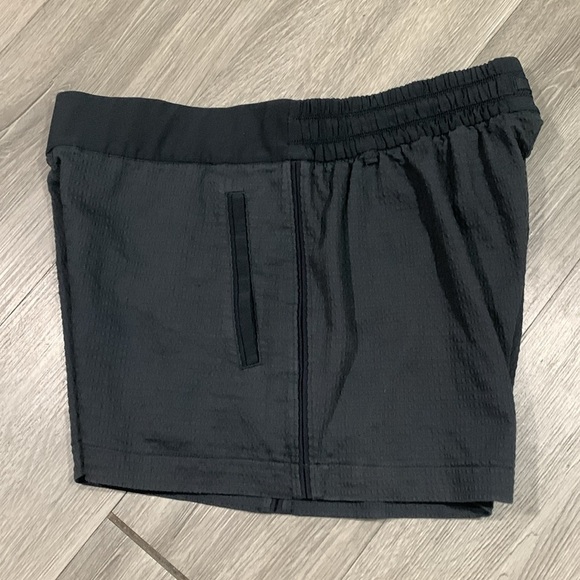 Lululemon Pack Light Black Pull-On Shorts size 8 - Picture 7 of 14